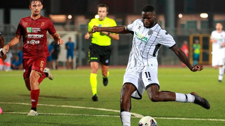 Il gol più importante realizzato da Roberto Ogunseye con la maglia del Cesena: quello decisivo nella vittoria, la prima della stagione, in casa del Pontedera alla seconda giornata del campionato 2023-2024 (foto Luigi Rega)