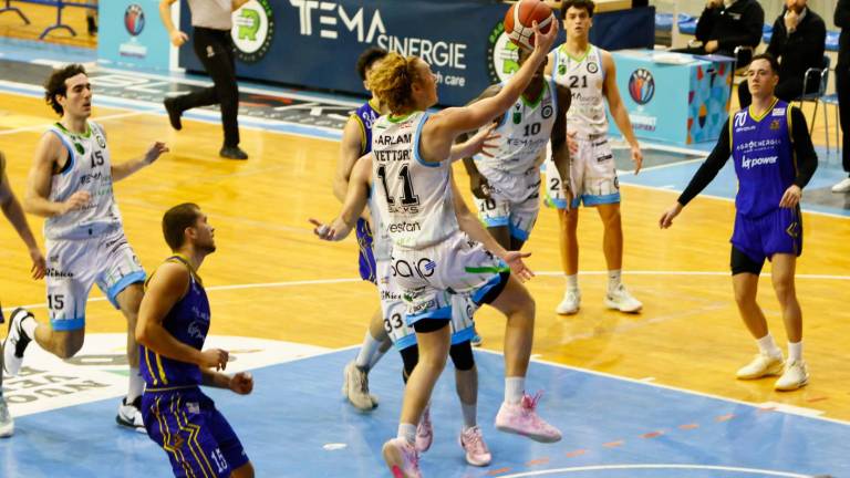 Enrico Vettori vola a canestro contro Nocera foto mmph