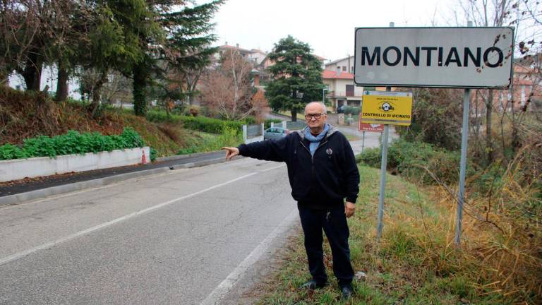 Il sindaco Molari indica il nuovo marciapiede che unisce Montiano a Montenovo