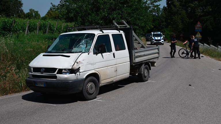 Il furgone e il recupero della bicicletta della vittima (foto Fabio Blaco)