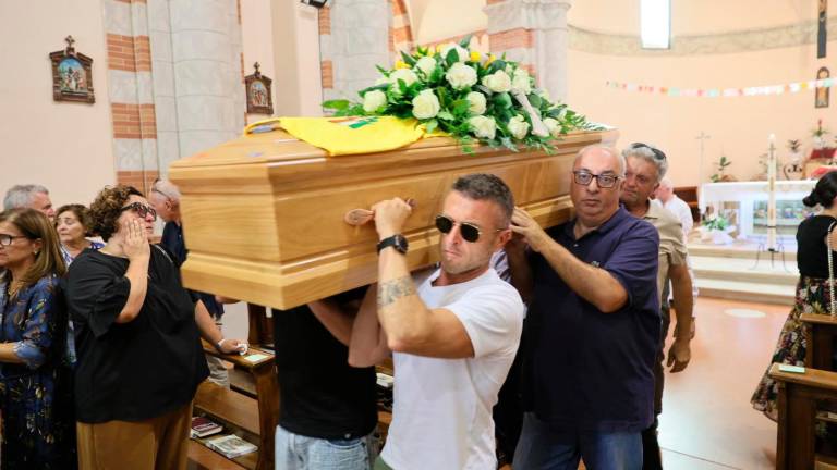 La bara trasportata anche dall’amico turco