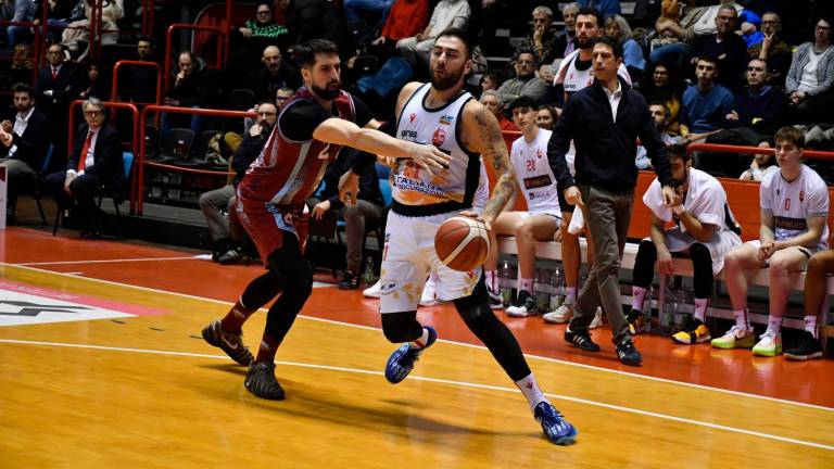 Fabio Mian in maglia Rieti contro Pietro Aradori