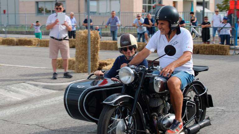 Il sindaco Battistini sul sidecar guidato da Baiardi per il giro d’onore