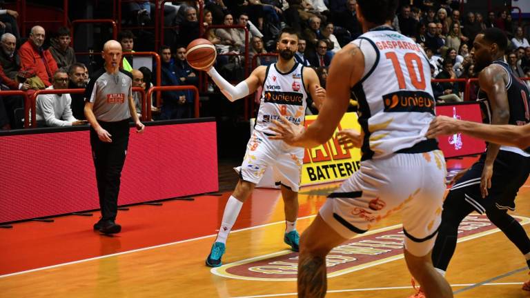 Il play e capitano dell’Unieuro, Riccardo Tavernelli foto fabio blaco