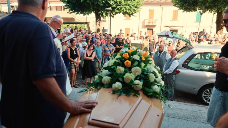 Cesena, l’ultimo saluto a De Santi: la maglia gialla di Pantani sul feretro FOTOGALLERY