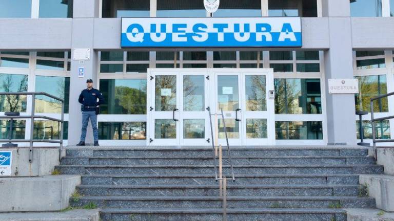 Ravenna, tenta di rubare barrette ma si imbatte nel vicario del questore e gli trovano addosso droga