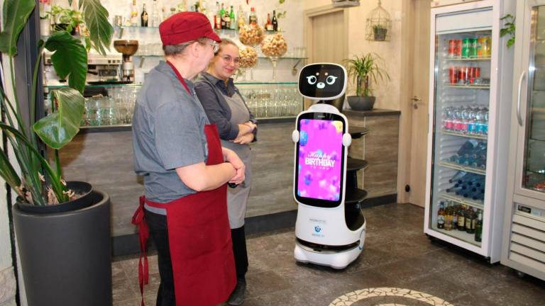Gatteo Mare, il robot cameriere serve ai tavoli del ristorante e parla con i clienti