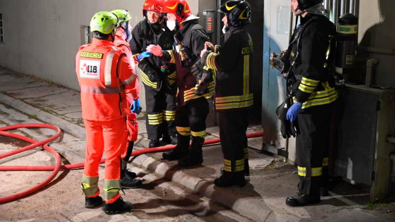 Forlì, incendio in una cantina: 21 evacuati e 5 in ospedale per accertamenti FOTOGALLERY