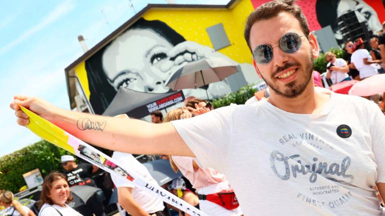 A Faenza Laura Pausini incanta 2mila fan. Il karaoke con le amiche. E a Solarolo inaugura il museo VIDEO GALLERY