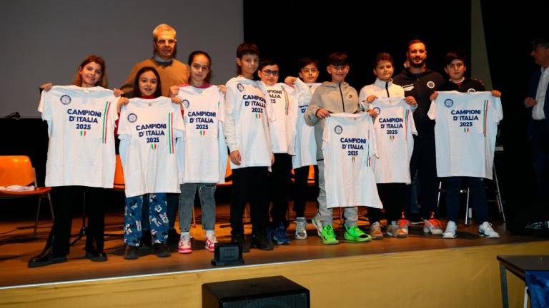 In alto a sinistra i protagonisti dello scudetto del Tc Massa, a destra in alto Il sindaco Sangiorgi e Raimondo Ricci Bitti