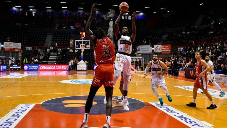 DeShawn Stephens contro Gora Camara (Foto Fabio Blaco)