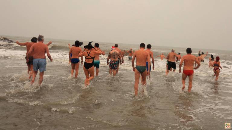 Misano. Tuffo della Befana tra neve e mare: c’è anche il sindaco