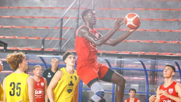 In alto l’mvp Assane Sankare, top scorer del match, in basso a sinistra una sospensione dell’ottimo Lorenzo Pollini (fotoservizio Mauro Monti Mmph)