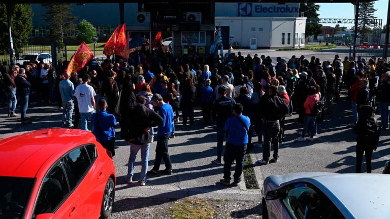 Forlì, tavolo dal ministro Urso sulla vertenza Electrolux. Presidio davanti all’azienda