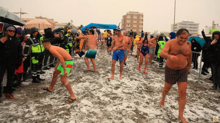 Misano. Tuffo della Befana tra neve e mare: c’è anche il sindaco