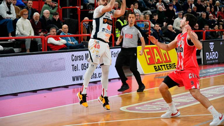 Simone Pepe va al tiro da tre punti: quest’anno ha avuto una media di 12.1 punti a partita foto FABIO BLACO
