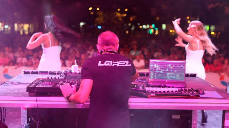 Cesenatico, piazza Costa gremita per la Notte Rosa - Gallery