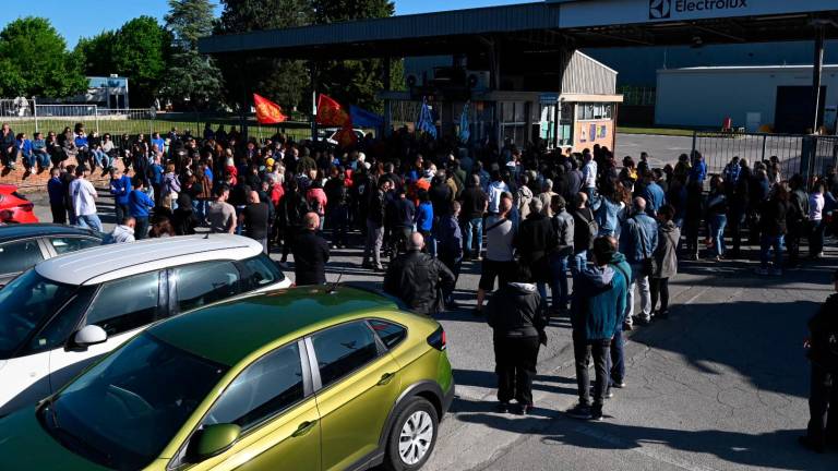 Forlì, tavolo dal ministro Urso sulla vertenza Electrolux. Presidio davanti all’azienda