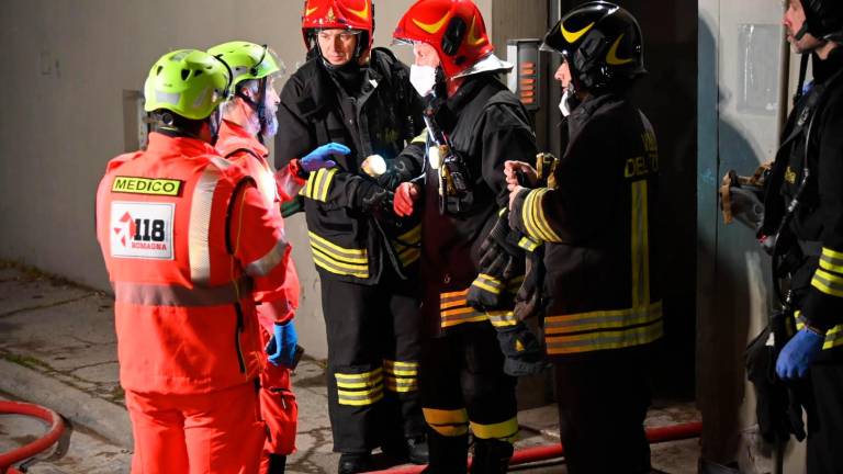Forlì, incendio in una cantina: 21 evacuati e 5 in ospedale per accertamenti FOTOGALLERY