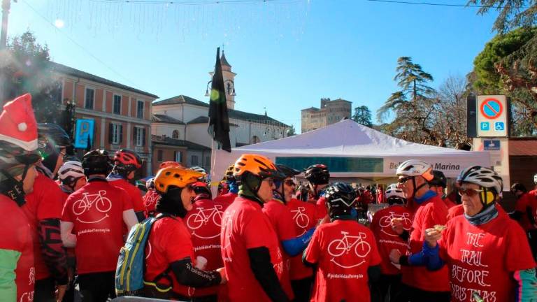 Valle Rubicone, pedalate a fin di bene per 900 Babbi Natale: raccolti soldi per l’Istituto “Merlara” e per un defibrillatore