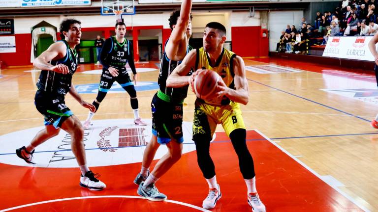 Van Ounsem in alto e Kucan in basso nel derby di domenica al Ruggi foto mmph