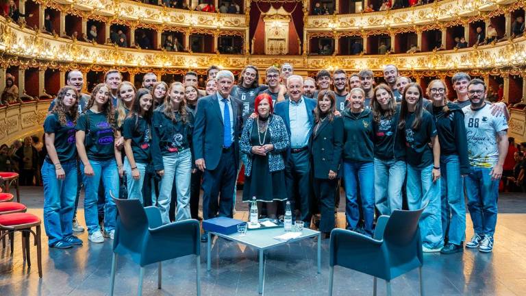 I familiari di Giuseppe Brusi e Julio Velasco al teatro Valli di Reggio Emilia