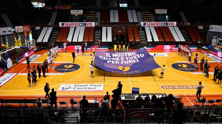 Il PalaGalassi desolatamente vuoto durante la semifinale play-off tra Unieuro e RivieraBanca foto blaco