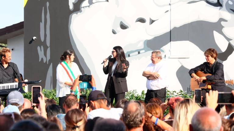 A Faenza Laura Pausini incanta 2mila fan. Il karaoke con le amiche. E a Solarolo inaugura il museo VIDEO GALLERY