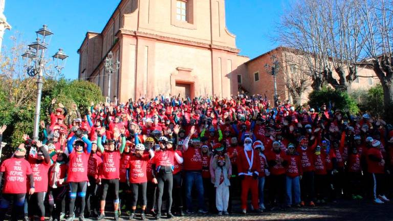 Valle Rubicone, pedalate a fin di bene per 900 Babbi Natale: raccolti soldi per l’Istituto “Merlara” e per un defibrillatore