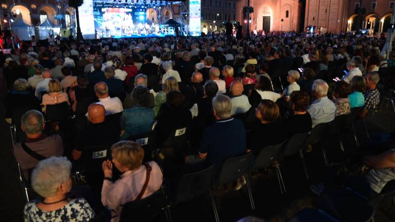 “Cara Forlì” riempie piazza Saffi. Il rock’n’roll di Bobby Solo si unisce al liscio romagnolo FOTOGALLERY
