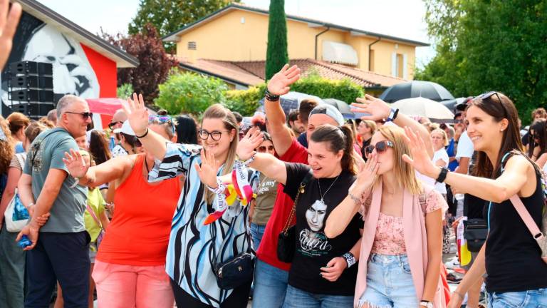 A Faenza Laura Pausini incanta 2mila fan. Il karaoke con le amiche. E a Solarolo inaugura il museo VIDEO GALLERY