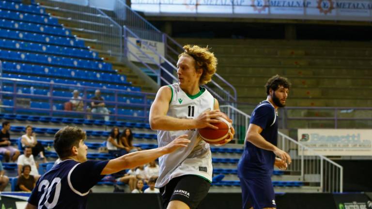 Enrico Vettori in azione nell’amichevole pre-campionato persa al Pala Cattani contro Jesi foto MMPH