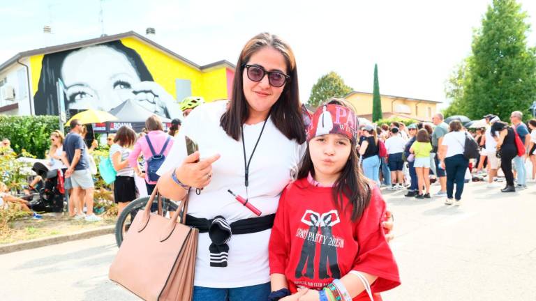 A Faenza Laura Pausini incanta 2mila fan. Il karaoke con le amiche. E a Solarolo inaugura il museo VIDEO GALLERY