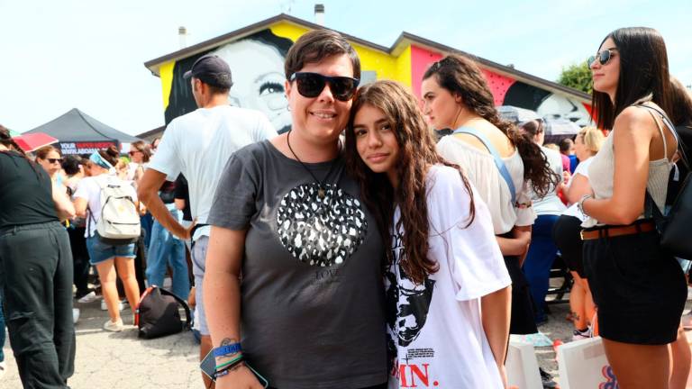 A Faenza Laura Pausini incanta 2mila fan. Il karaoke con le amiche. E a Solarolo inaugura il museo VIDEO GALLERY