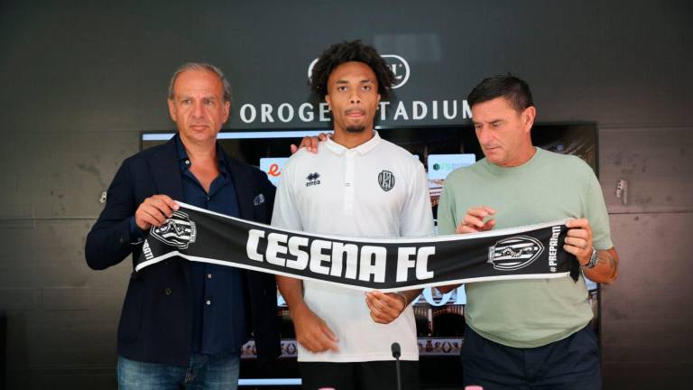 Da sinistra il direttore sportivo Filippo Fusco, Jalen Blesa e il consigliere Massimo Agostini (Zanotti)