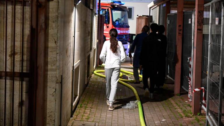 Forlì, incendio in una cantina: 21 evacuati e 5 in ospedale per accertamenti FOTOGALLERY