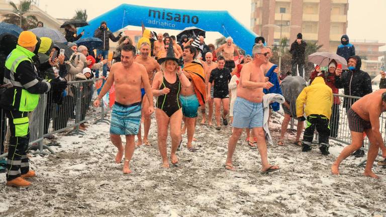 Misano. Tuffo della Befana tra neve e mare: c’è anche il sindaco