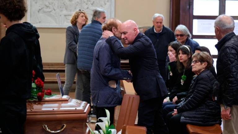 L’ultimo saluto a Edo Lelli, picchetto d’onore del Cesena Fc in Duomo: “Ora starà facendo festa per la sua squadra” - Gallery