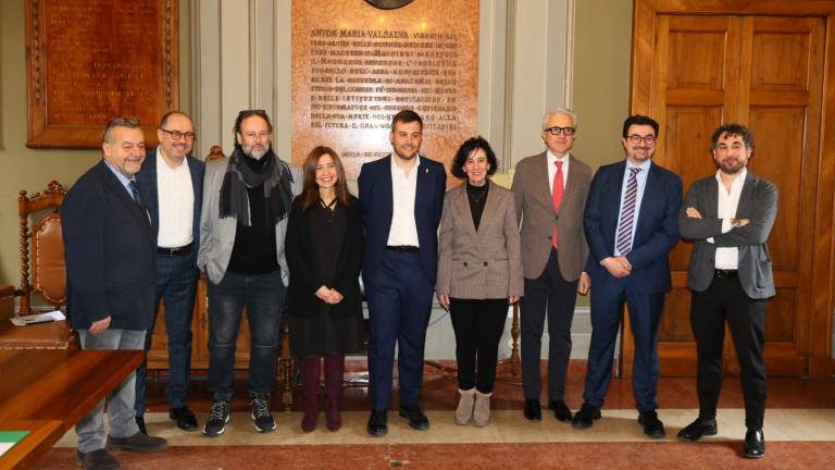 Da sinistra Andrea Neri, Paolo Tarlazzi, Federico Lari, la dg Agostina Aimola, il sindaco Marco Panieri, Sabrina Gabrielli, Pietro Fusaroli, Claudio Campa e Riccardo Solmi