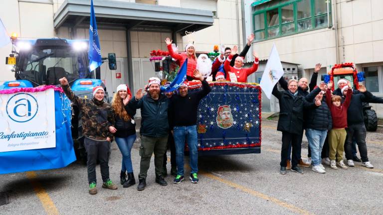 Imola, Babbo Natale torna in trattore per portare i doni ai piccoli ricoverati dell’ospedale FOTOGALLERY MMPH