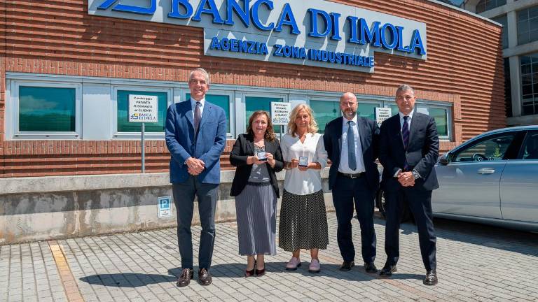 Medaglia d’argento al direttore della Filiale Flaminio Fiumi e alle colleghe Luana Zoni e Franca Bardas