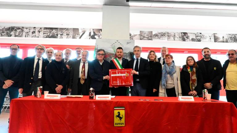 Il Club Ferrari di Imola in autodromo con il sindaco (foto Mmph)