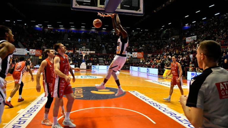 Denegri dà spettacolo e il derby del Palafiera è di Rimini (77-86) VIDEO GALLERY