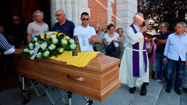 L’uscita del feretro dalla chiesa a Borello