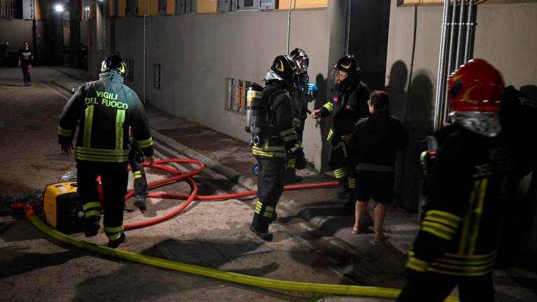 Forlì, incendio in una cantina: 21 evacuati e 5 in ospedale per accertamenti FOTOGALLERY