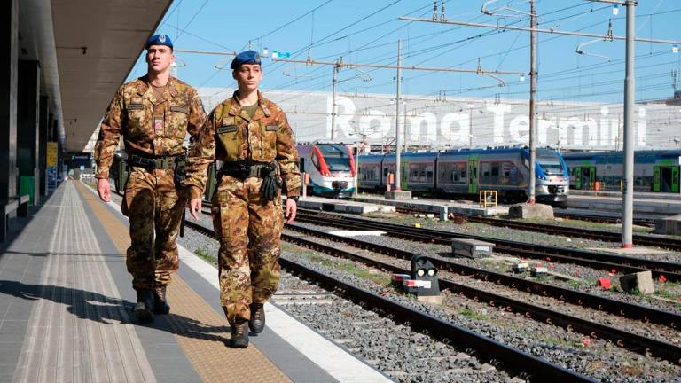 I militari del 66° alla stazione Termini di Roma