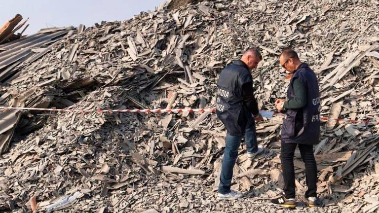 Ravenna, tra i materiali inerti spuntano rottami, oli esausti e pure un natante con motore fuori bordo: multe in arrivo