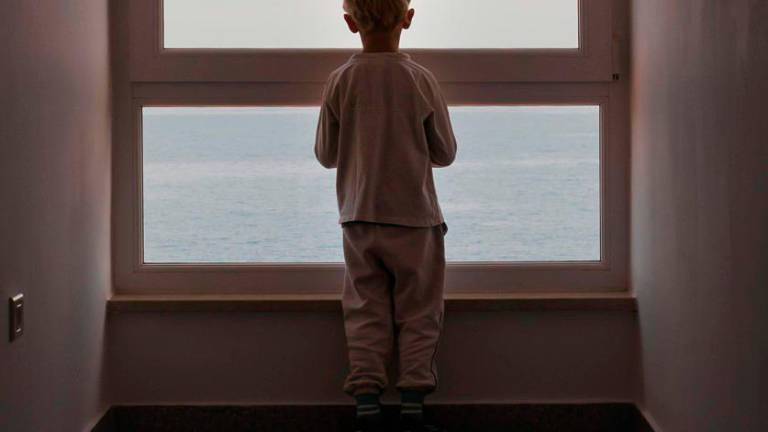Rimini, “aiutatemi, ho trovato un bimbo che si è perso”: una signora e i Carabinieri lo mettono in salvo e lo riaffidano al padre