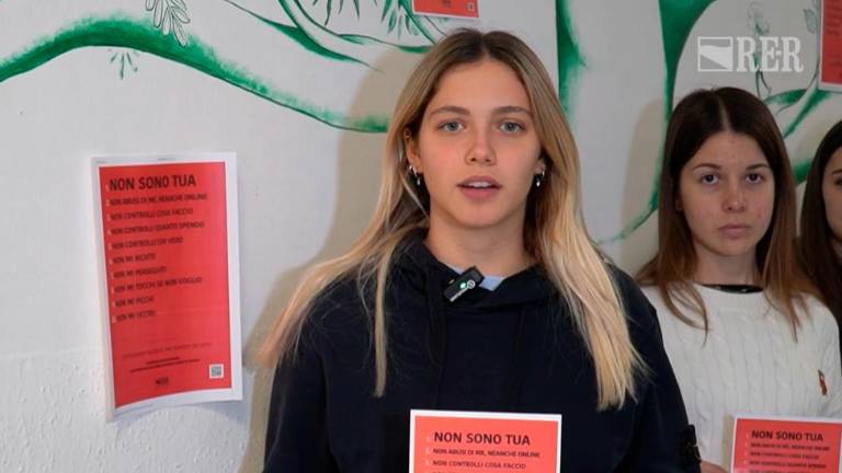Violenza alle donne, la campagna “Non sono tua” e il lavoro degli studenti