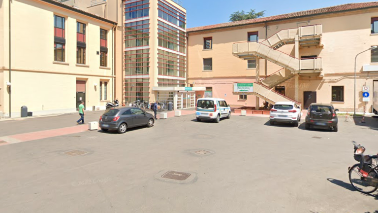 Faenza, tenta il furto della bici, poi aggredisce un agente e minaccia il personale dell’ospedale